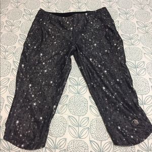 Grey and white athletic wear capris